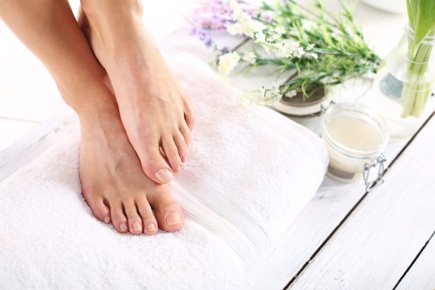 何をやっても足が臭い！臭いの原因菌を一瞬で消すのは何と天然アロマ！