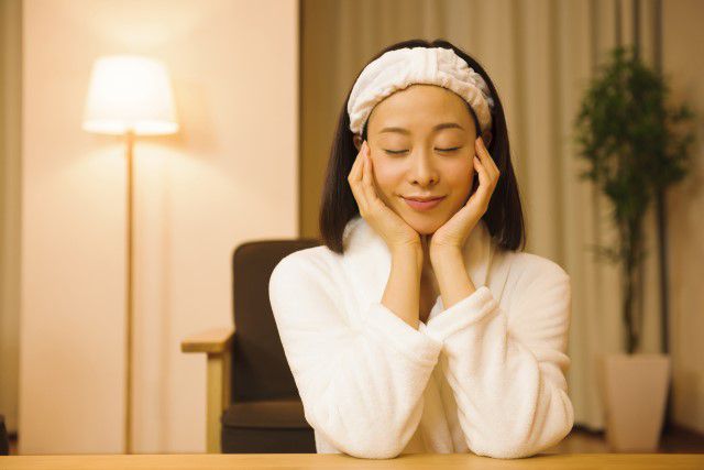 眼精疲労や目の疲れに、アロマを使ったホットケア