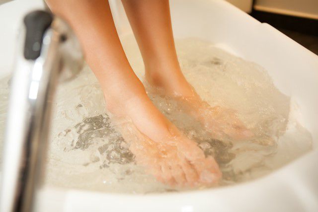 寝る前の足冷え対策に！簡単アロマ足湯で温め＆リラックス