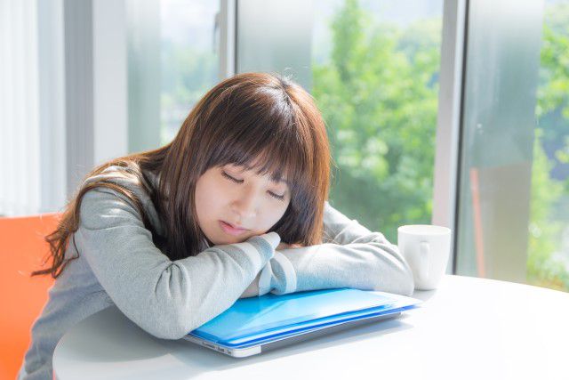 辛い眠気を解消したい！眠気を覚ますのに効果的な5つの方法