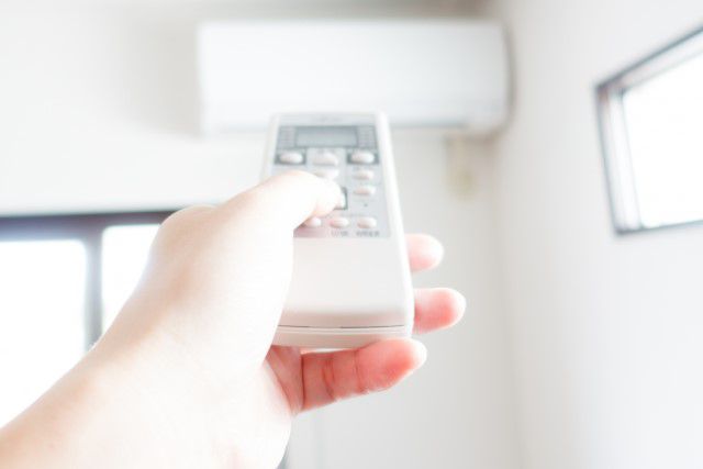 エアコンの臭いの原因となるカビやホコリは、アロマを使った掃除で解消！