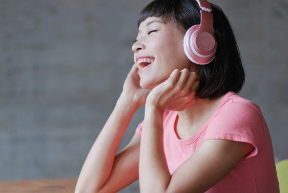 ”音楽聞く女性"