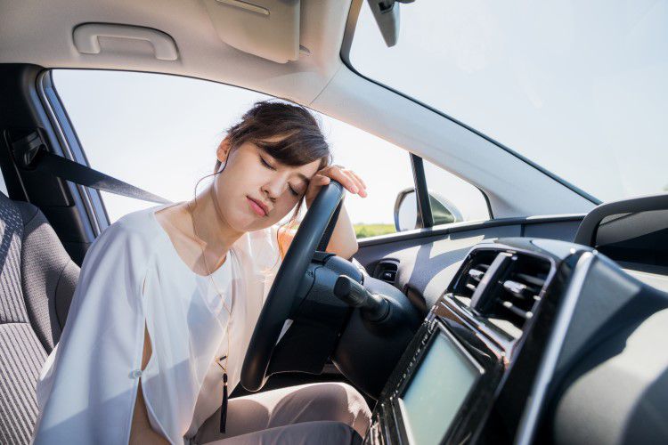 運転中どうしても眠い…そんな時に眠気を払う効果的な対処法はこれ！