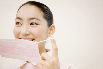 ”マスク外す女性"